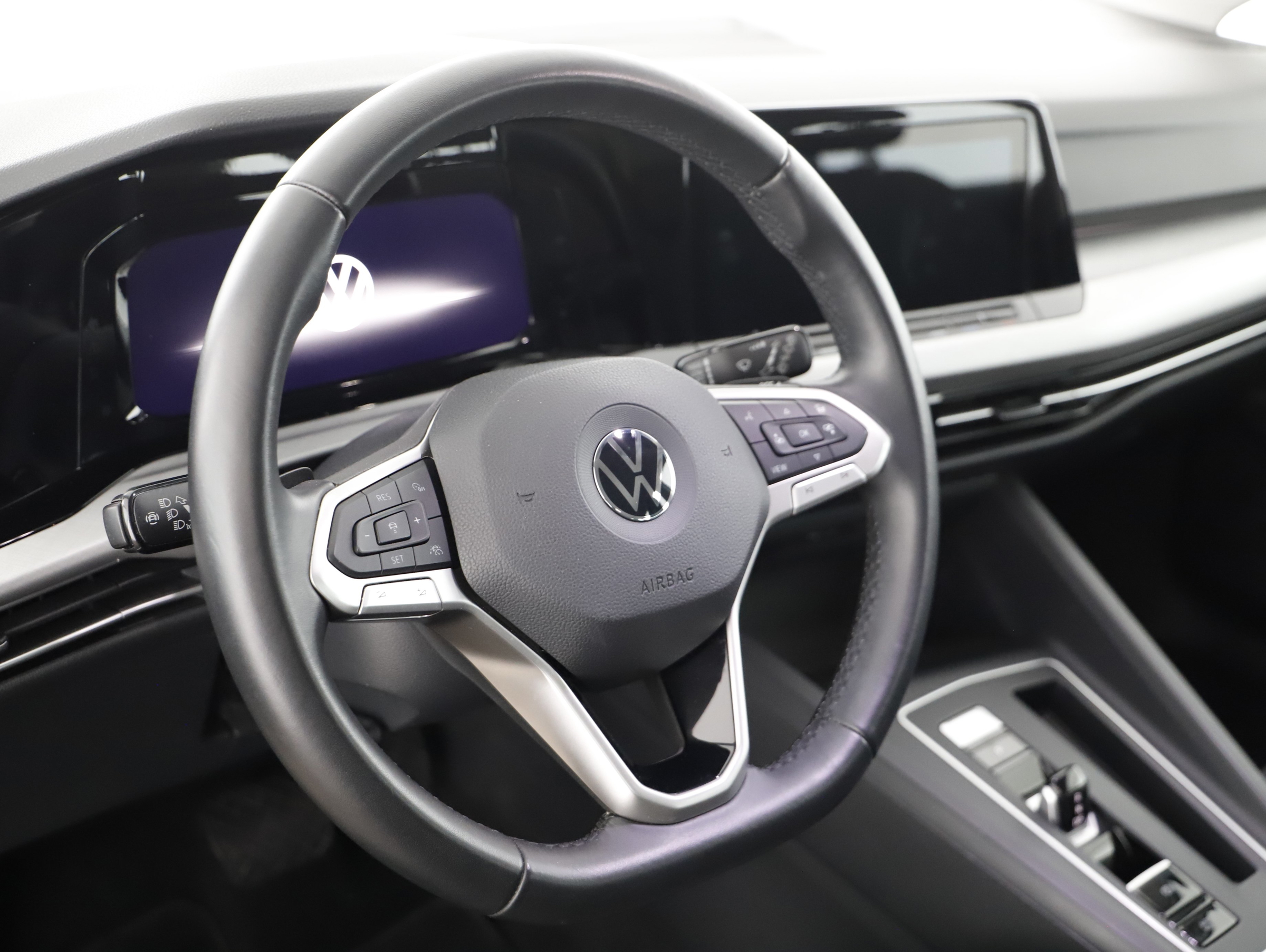 VW Golf VIII Var. 2.0 TDI Life DSG | Bild 4 von 19