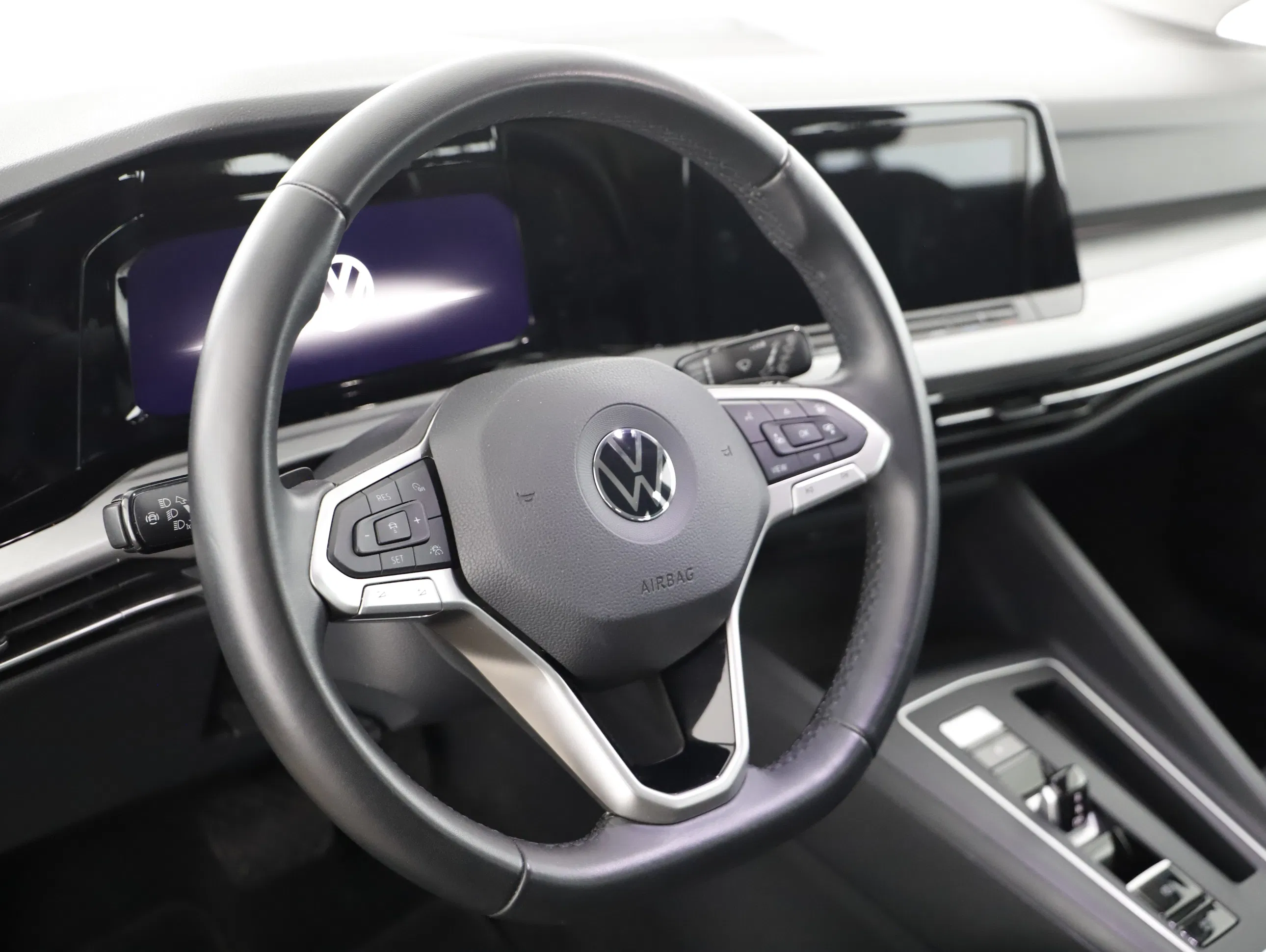 VW Golf VIII Var. 2.0 TDI Life DSG | Bild 4 von 19