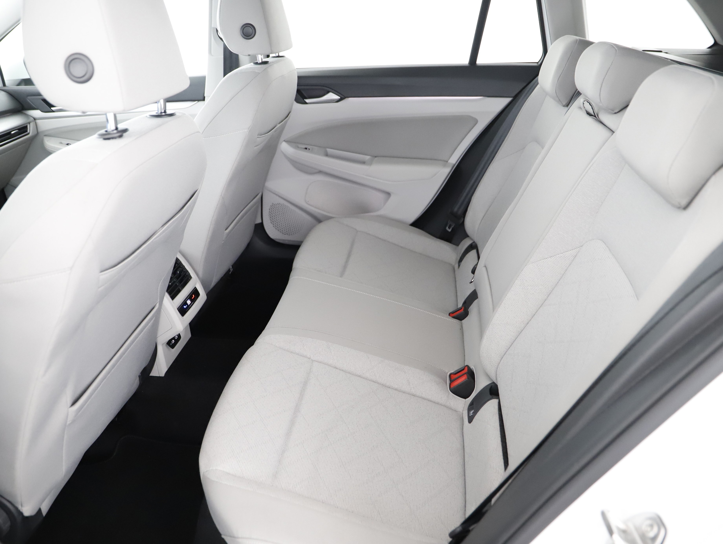 VW Golf VIII Variant 2.0 TDI Life | Bild 2 von 23