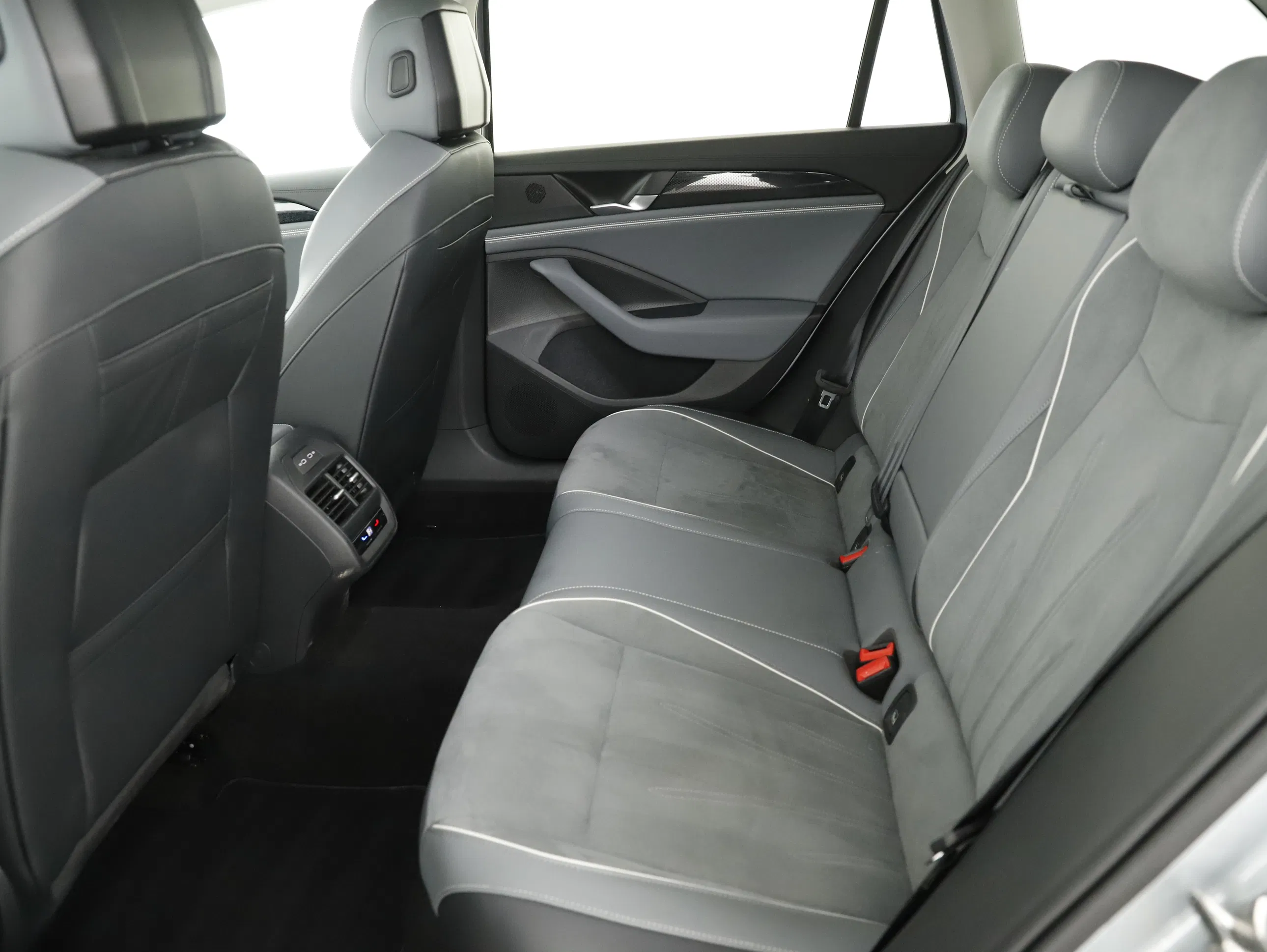 VW Passat Variant 1.5 eTSI W Business | Bild 25 von 29