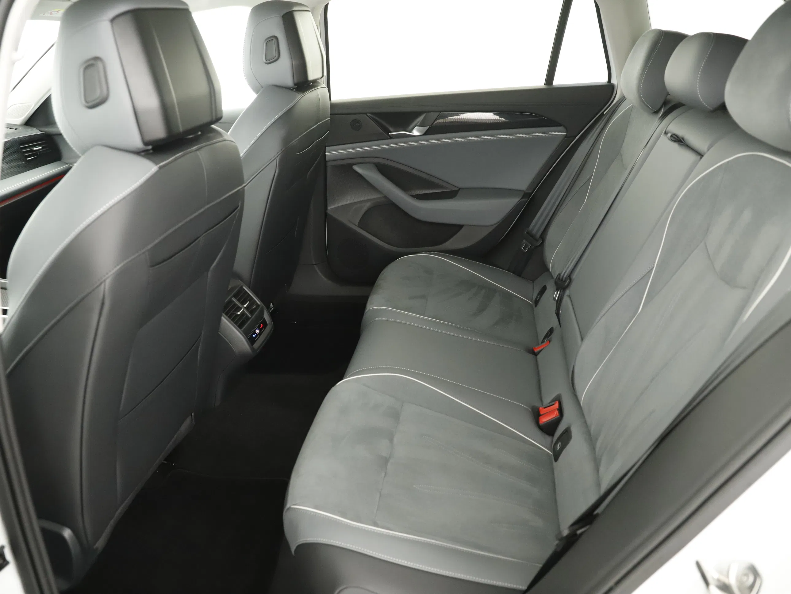 VW Passat Variant 2.0 TDI W Business | Bild 26 von 31