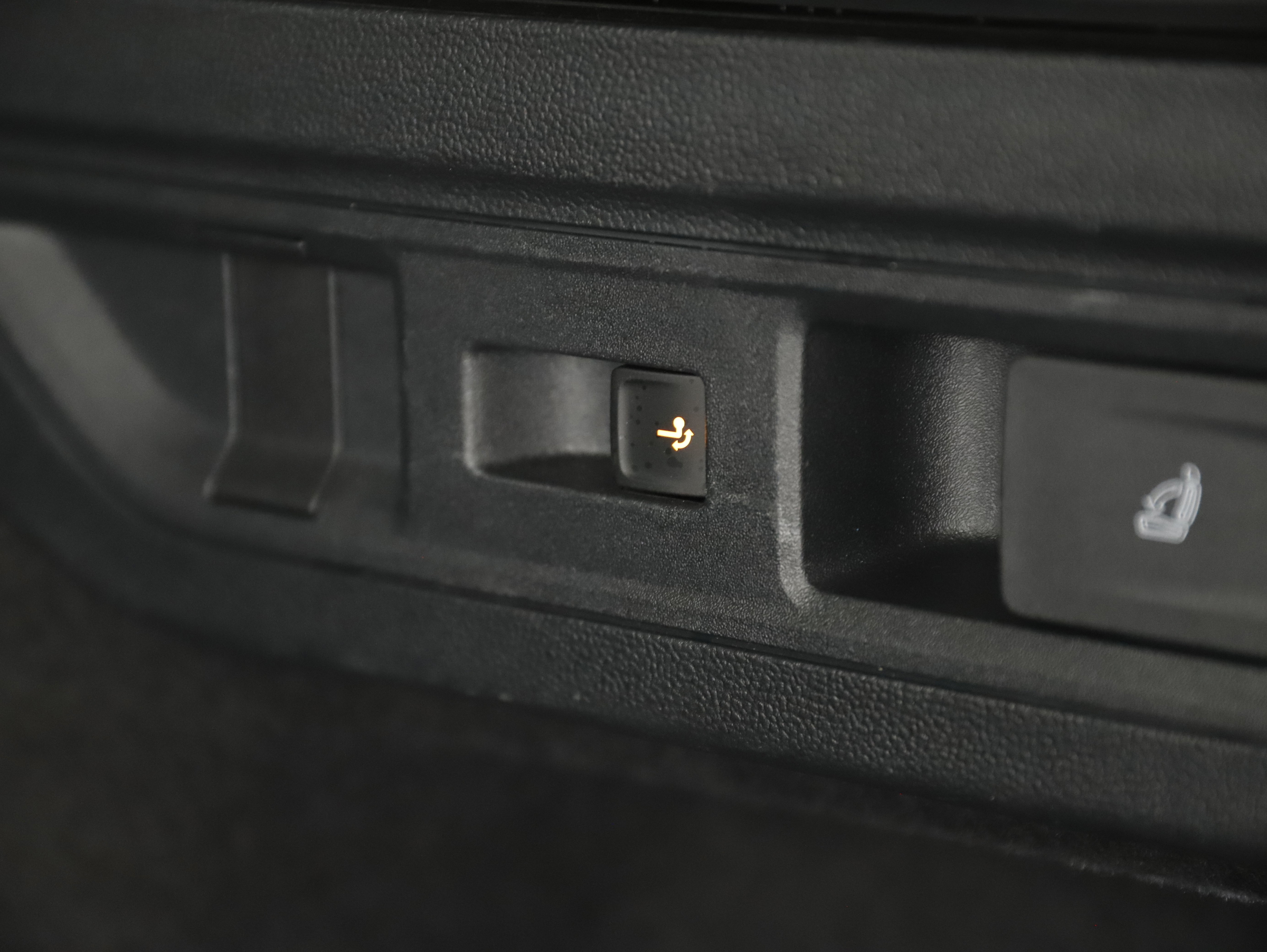 VW Passat Variant 2.0 TDI W Business | Bild 28 von 31