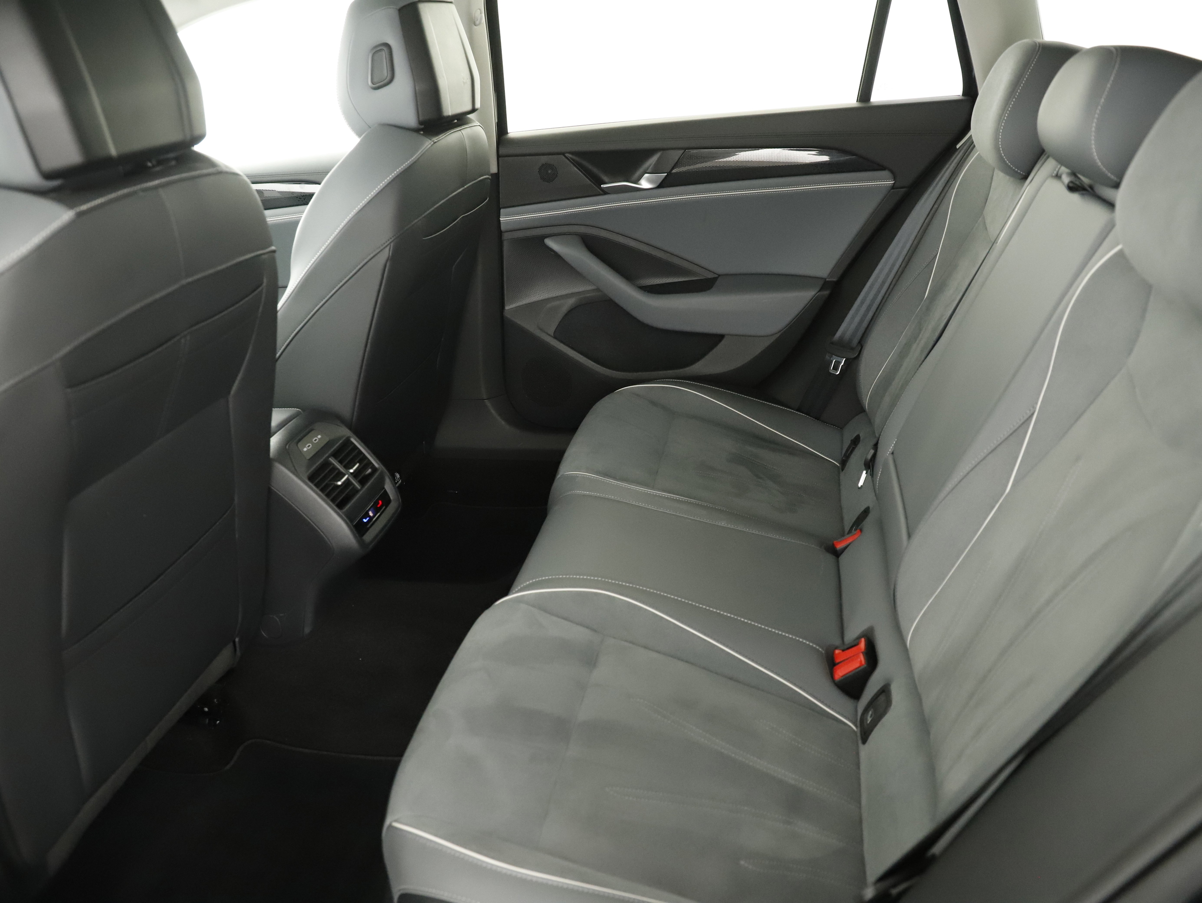 VW Passat Variant 1.5 eTSI W Business | Bild 20 von 25