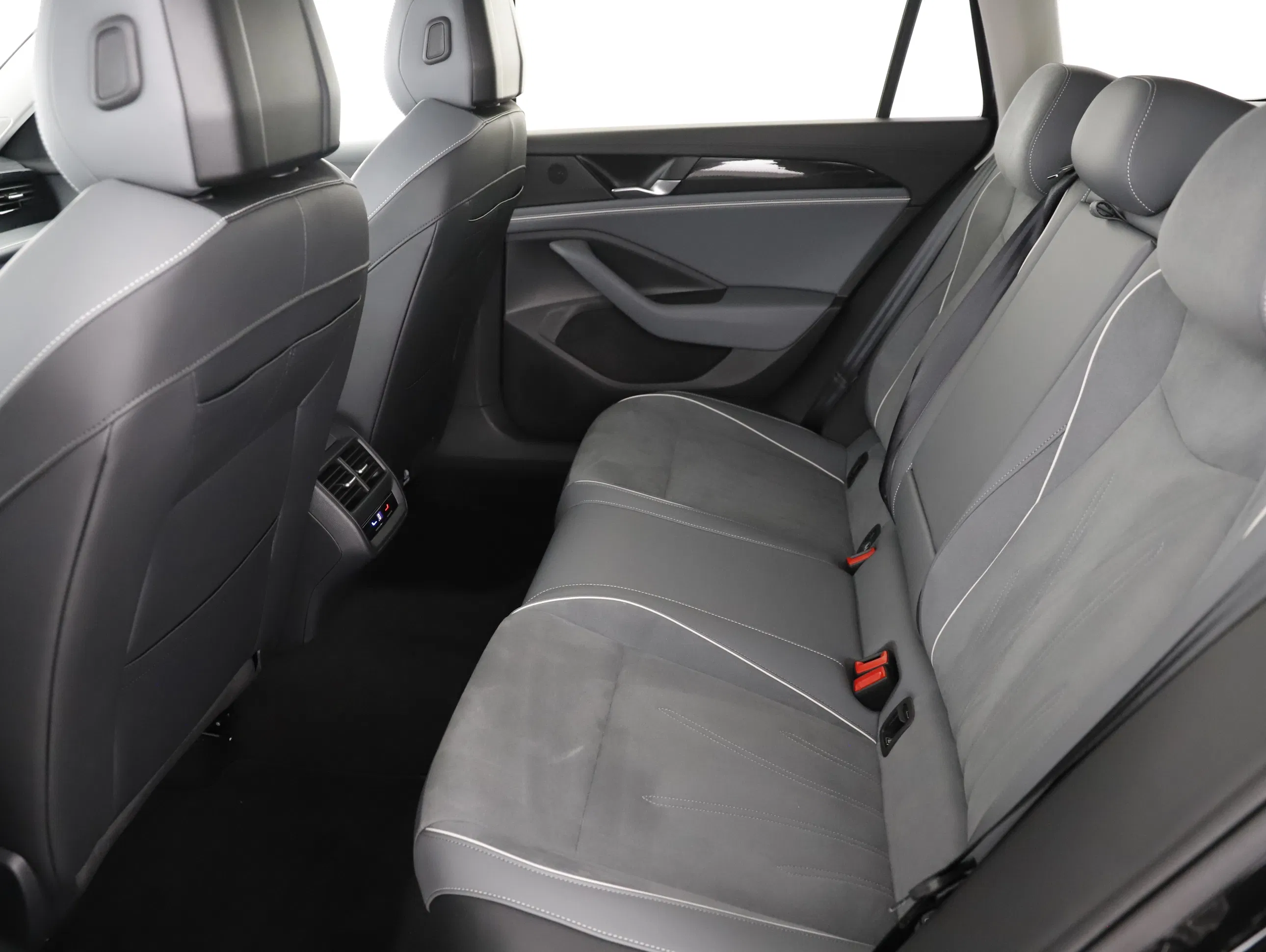 VW Passat Variant 2.0 TDI W Business | Bild 26 von 30