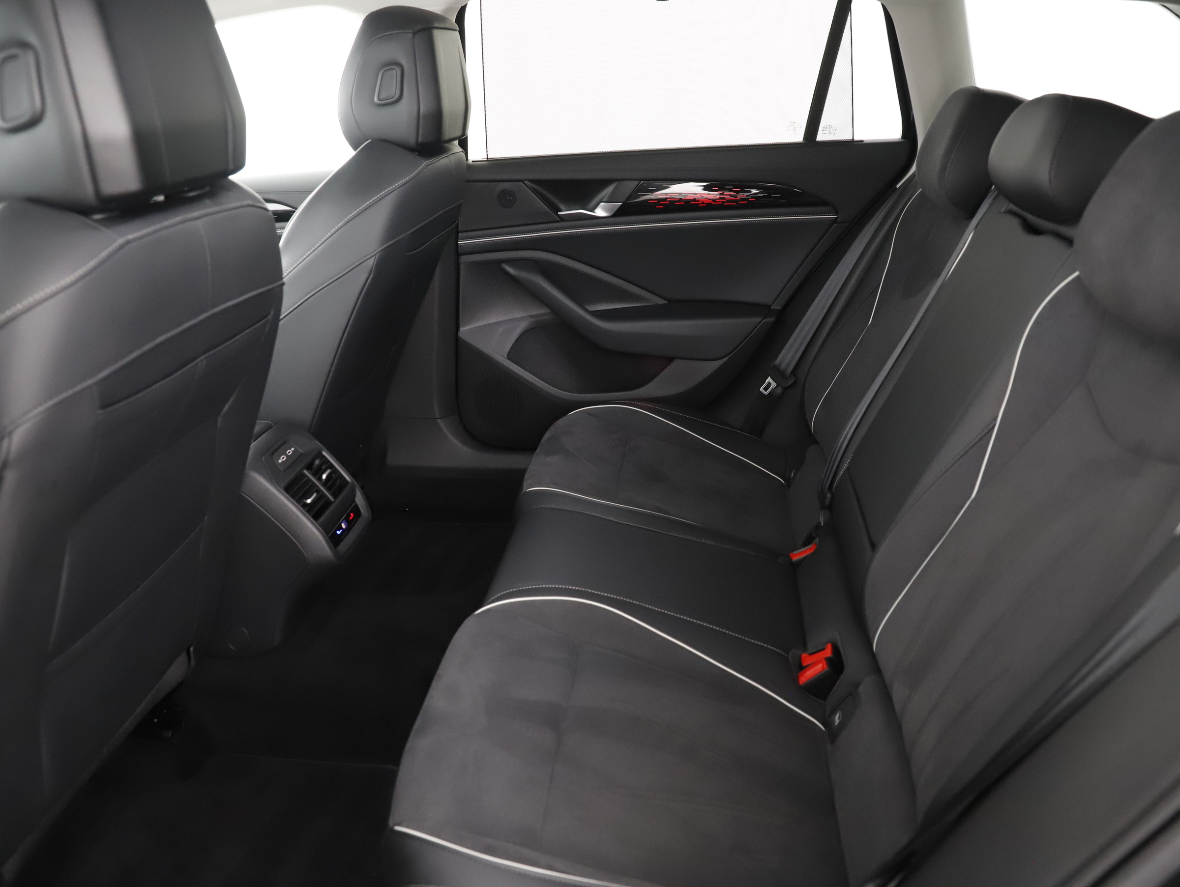 VW Passat Variant 2.0 TDI W Elegance | Bild 16 von 28