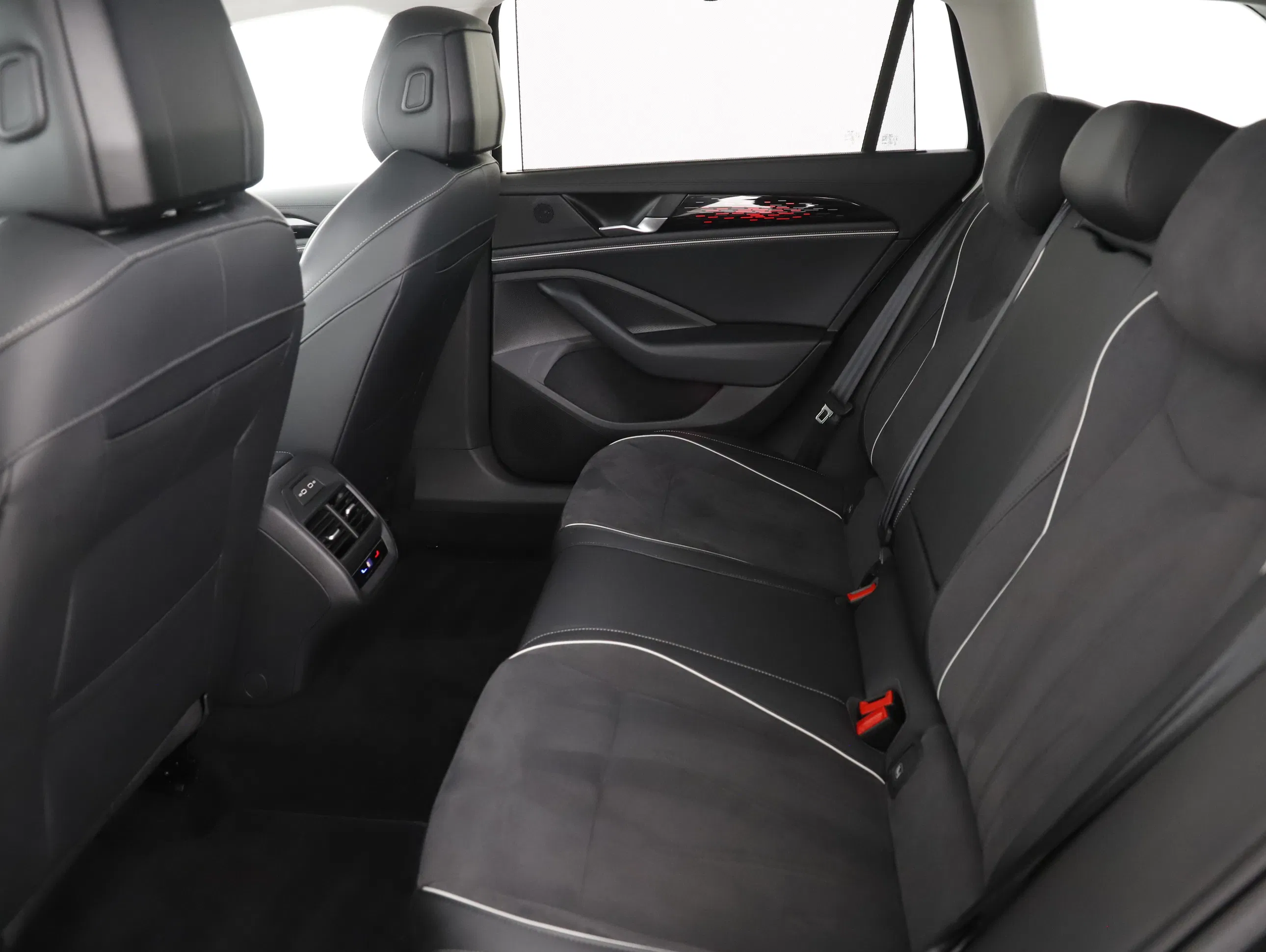 VW Passat Variant 2.0 TDI W Elegance | Bild 16 von 28