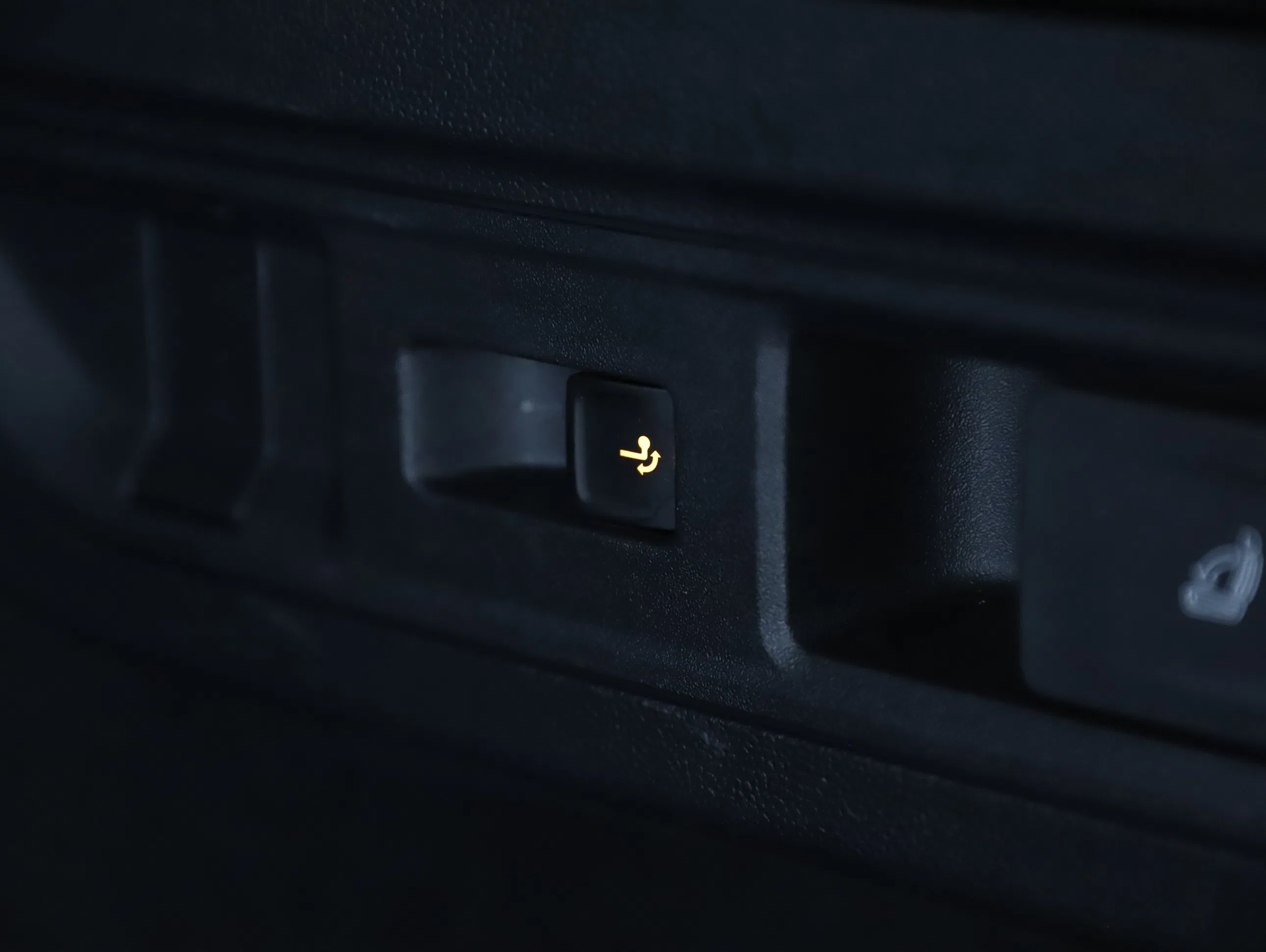 VW Passat Variant 2.0 TDI W Elegance | Bild 25 von 28